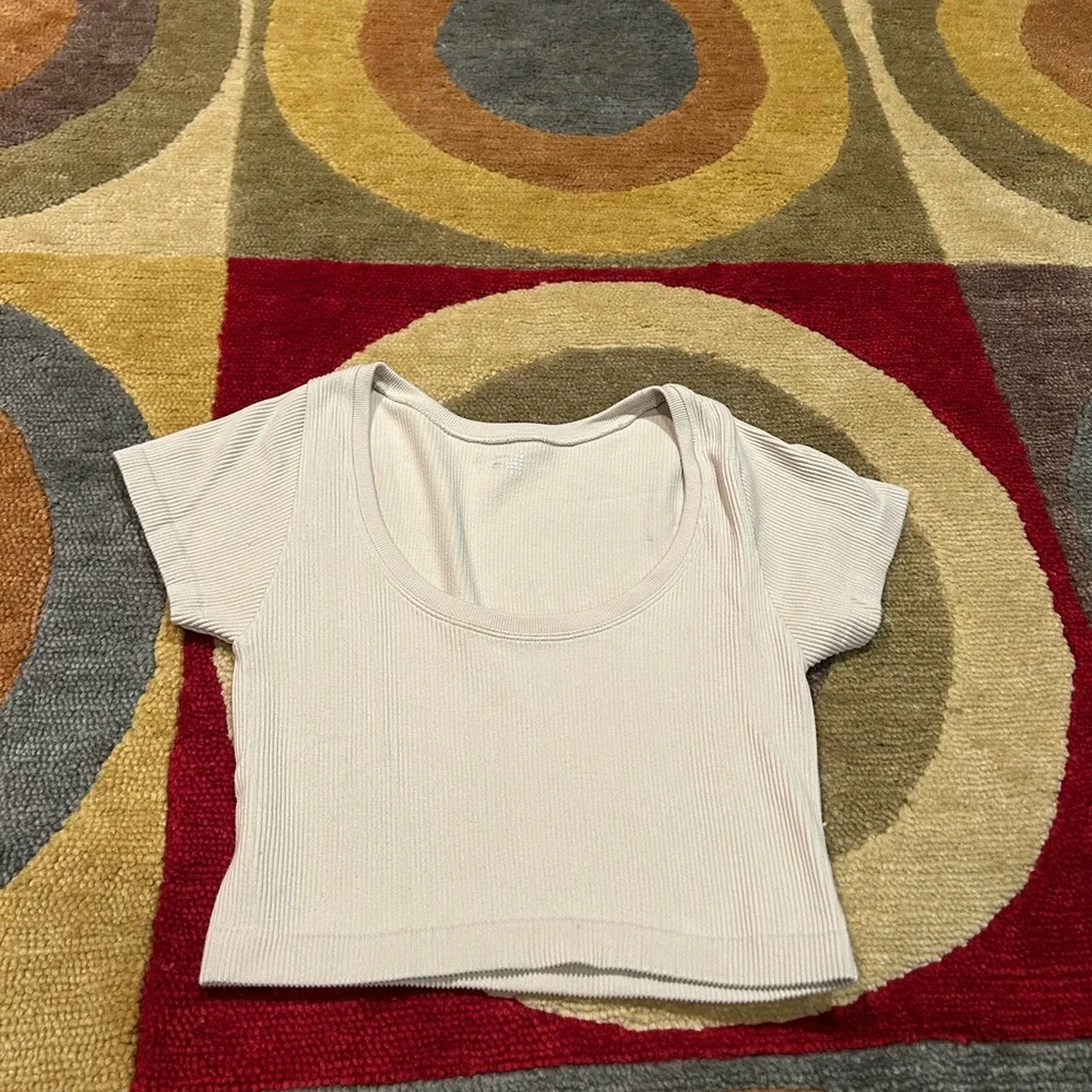 Offline By Aerie Real Good Seamless Crop Top Tee Shirt Cream Beige Size Medium